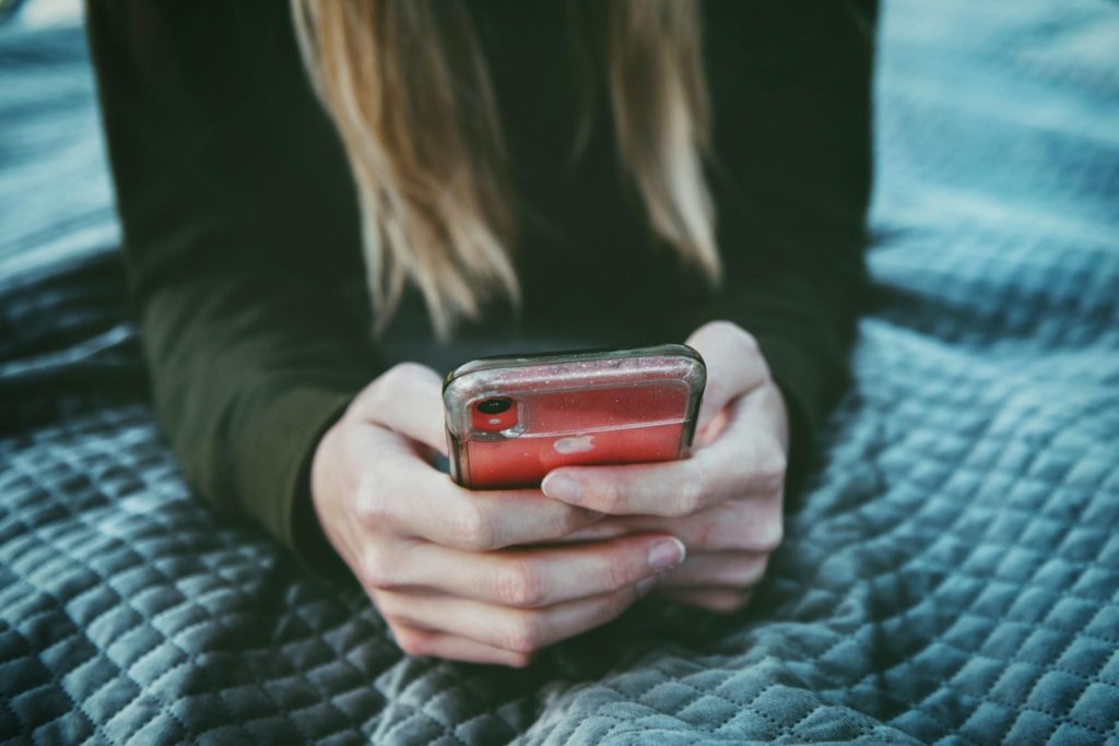 Romance Scams on Dating Apps vs Social Media